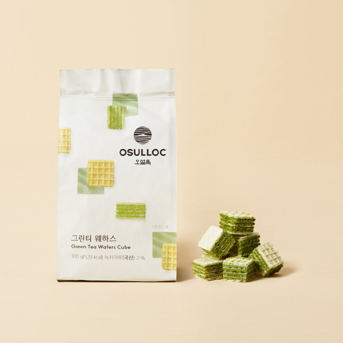 OSULLOC Green Tea Wafers 100g : sachet et wafers au thé vert sur fond beige, style photo produit.