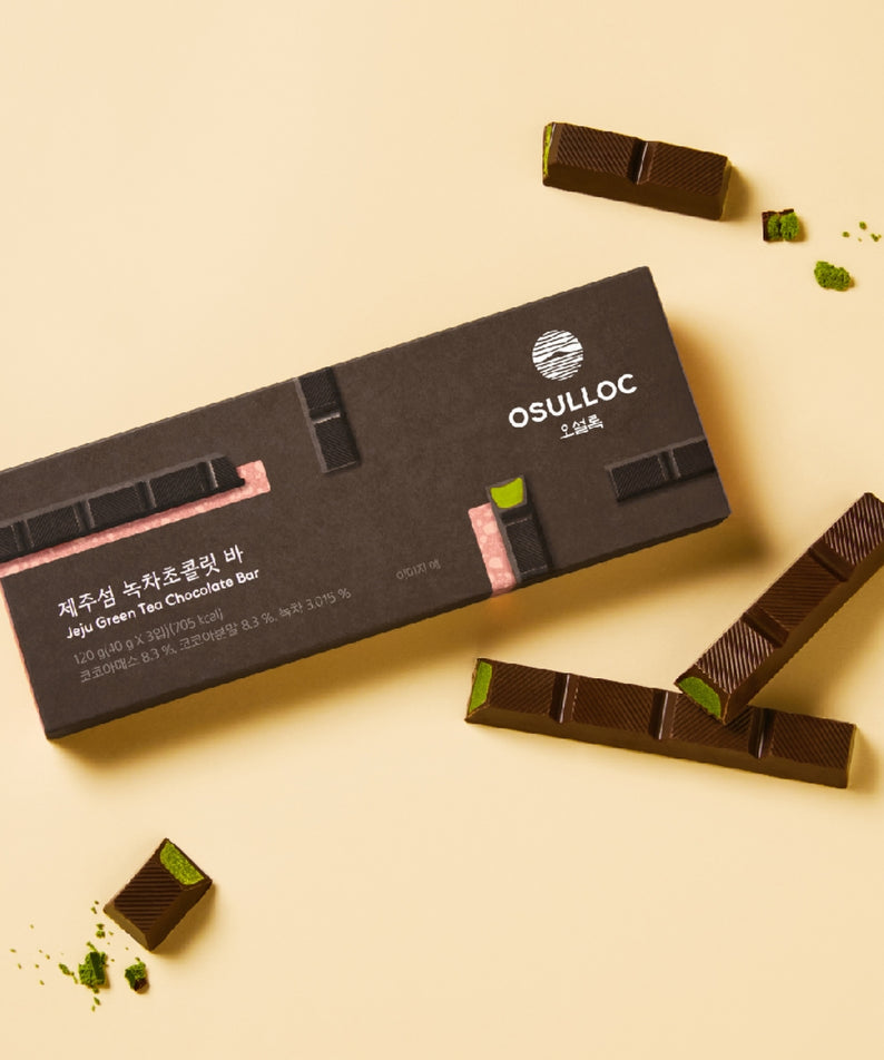 OSULLOC Jeju Island Green Tea Chocolate Bar 120g : barres chocolat vert thé sur fond crème, ambiance Jeju, marque OSULLOC.
