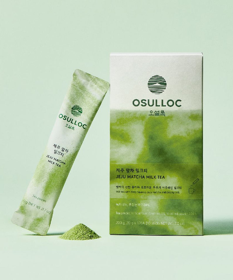 Boîte et sachet de OSULLOC Jeju Matcha Milk Tea 10p sur fond vert