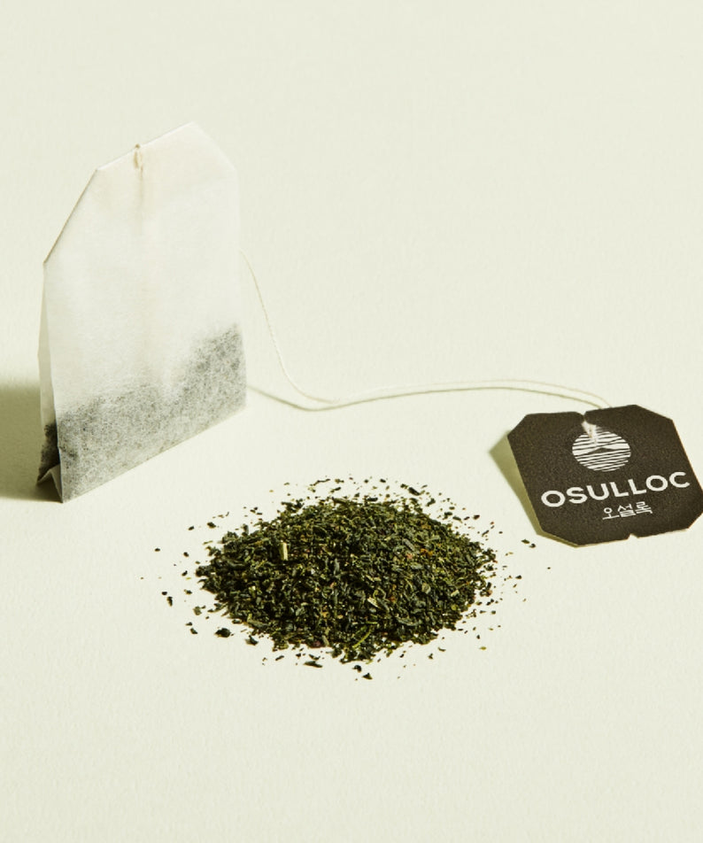 OSULLOC Jeju Pure Green Tea 20 P : feuilles de thé vert en vrac avec sachet et logo, fond clair minimaliste.