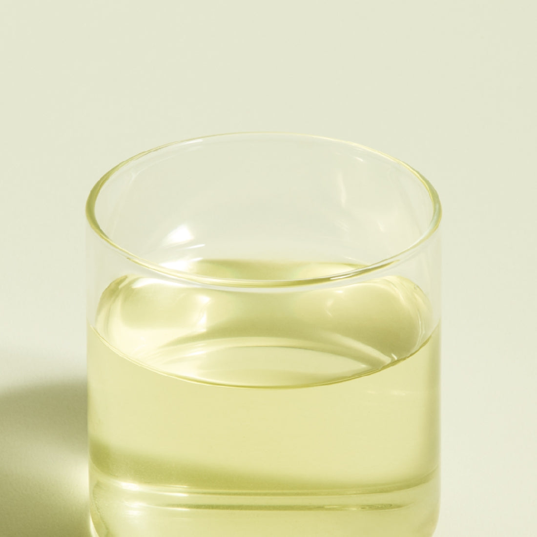 OSULLOC Jeju Pure Green Tea 20 P : boisson au thé vert en verre sur fond clair, ambiance zen, marque OSULLOC.