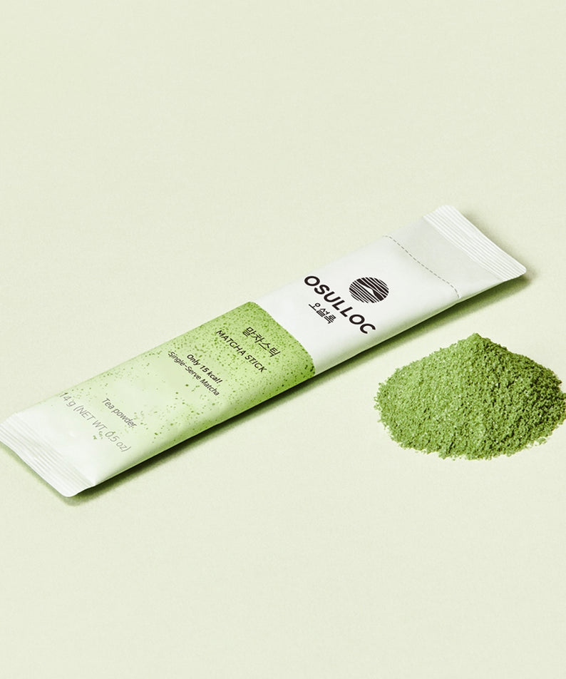 OSULLOC Matcha Sticks 5 p, sachet de marque sur fond clair avec poudre de matcha verte au premier plan.
