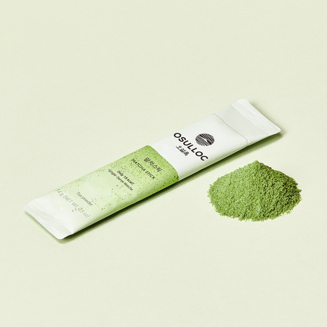 OSULLOC Matcha Sticks 5 p, sachet de marque sur fond clair avec poudre de matcha verte au premier plan.