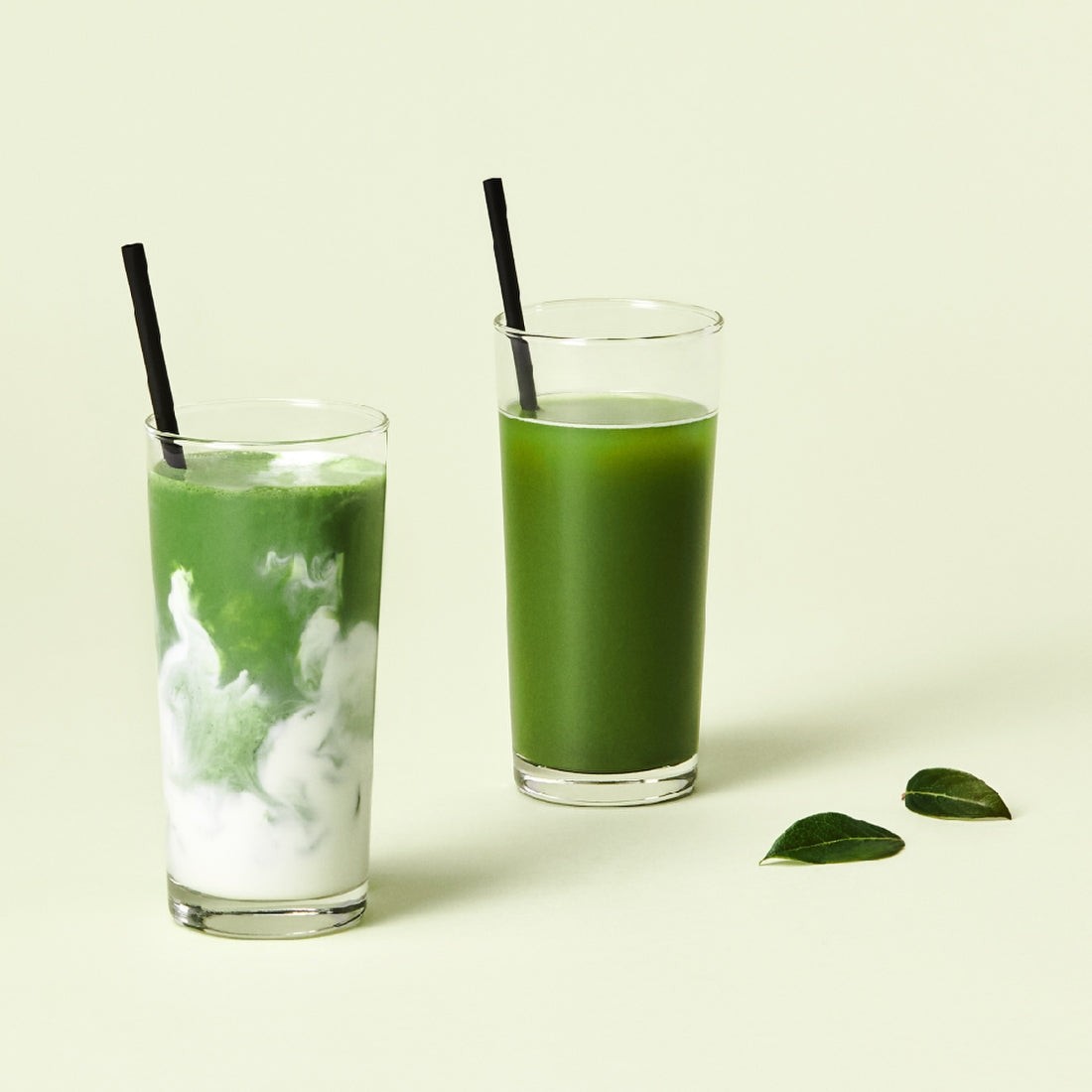 OSULLOC Matcha Sticks 5 p : boissons au matcha vert, tiges matcha à côté, fond clair, marque OSULLOC