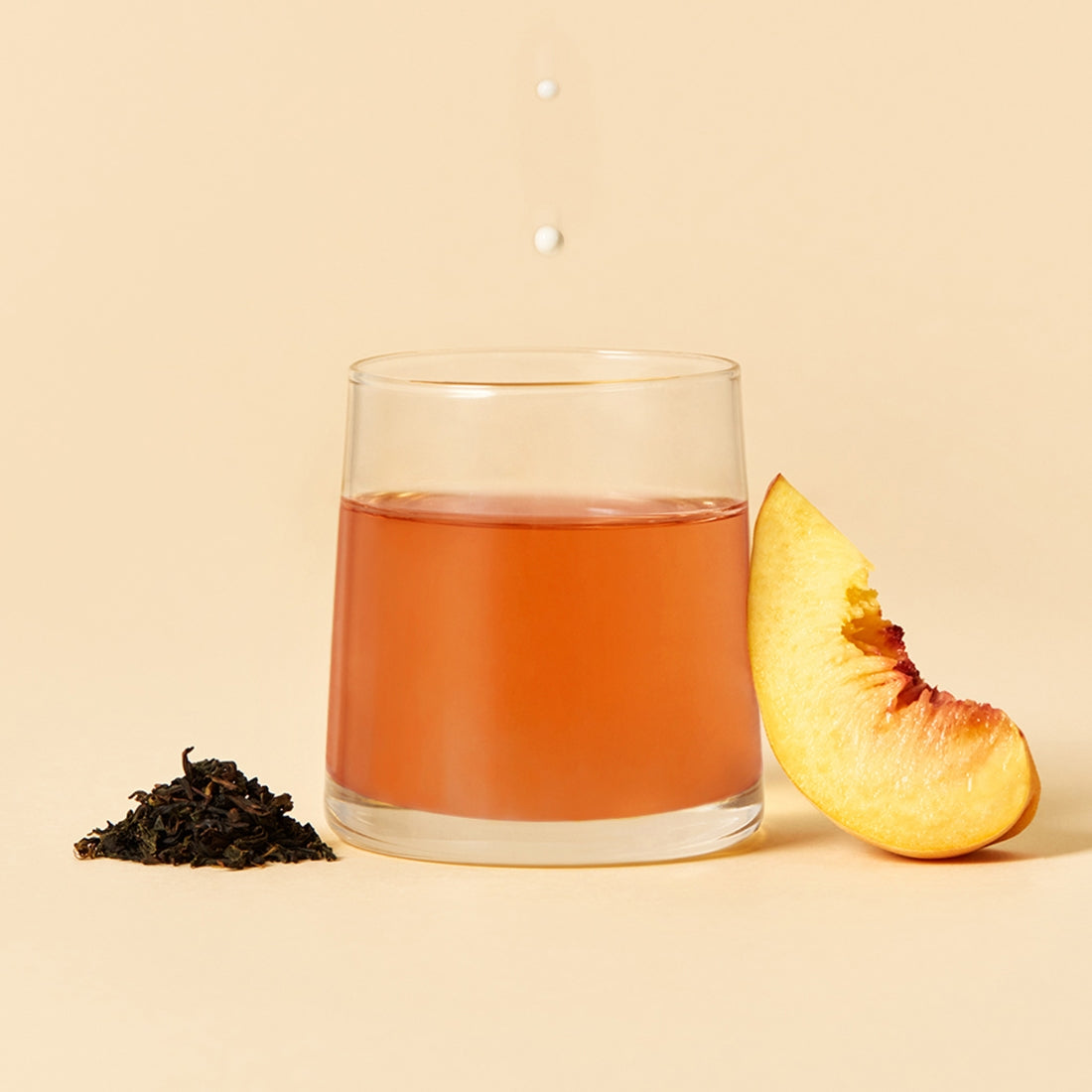 OSULLOC Milky Oolong Tea 10 p, infusion en verre avec feuilles et fruit, fond beige, style produit de la marque