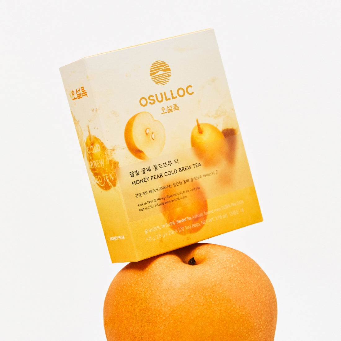 OSULLOC Moonlight Honey Pear Cold Brew Tea 20 P : sachet sur poire, arrière-plan clair, style photo produit