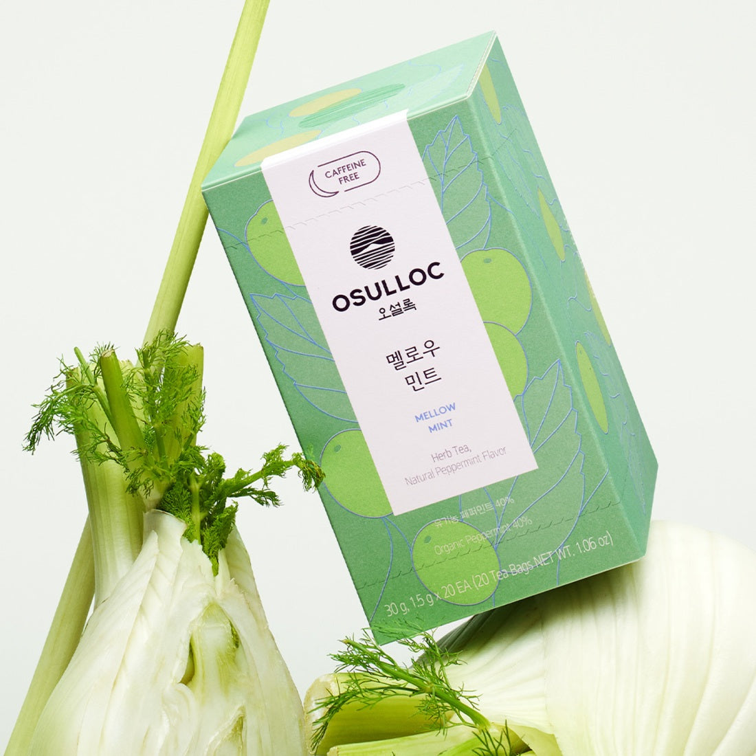 OSULLOC [Organic, Caffeine-Free] Mellow Mint de la marque OSULLOC, sachet vert, menthe et légumes frais en contexte visuel