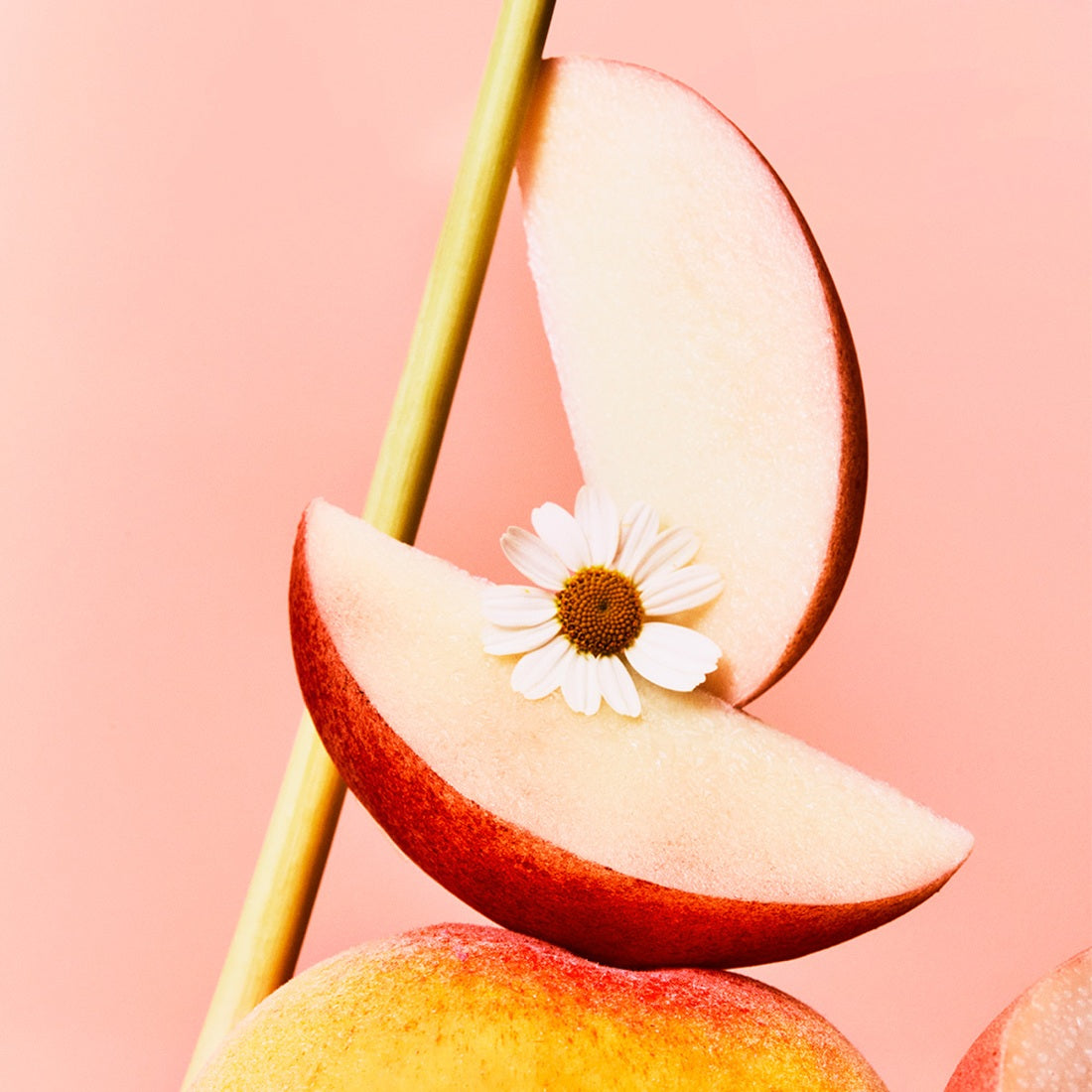 OSULLOC Peach Chamomile 20 P : marque OSULLOC, boisson, pêche et camomille sur fond rose, cuillère et tranche de fruit