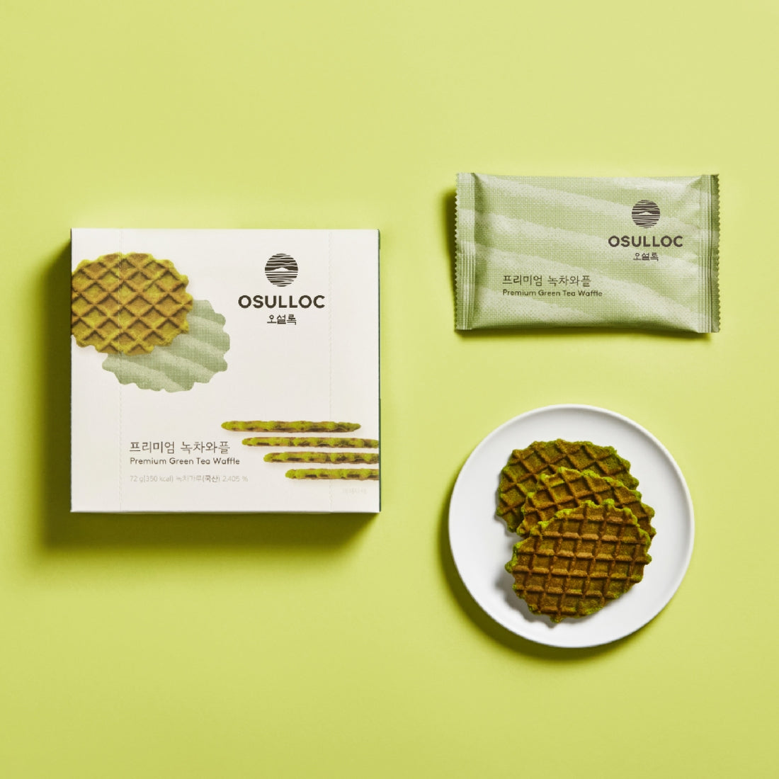 Décris l'image en français : OSULLOC Premium Green Tea Waffle 72g, boîte et emballage vert sur fond vert clair.
