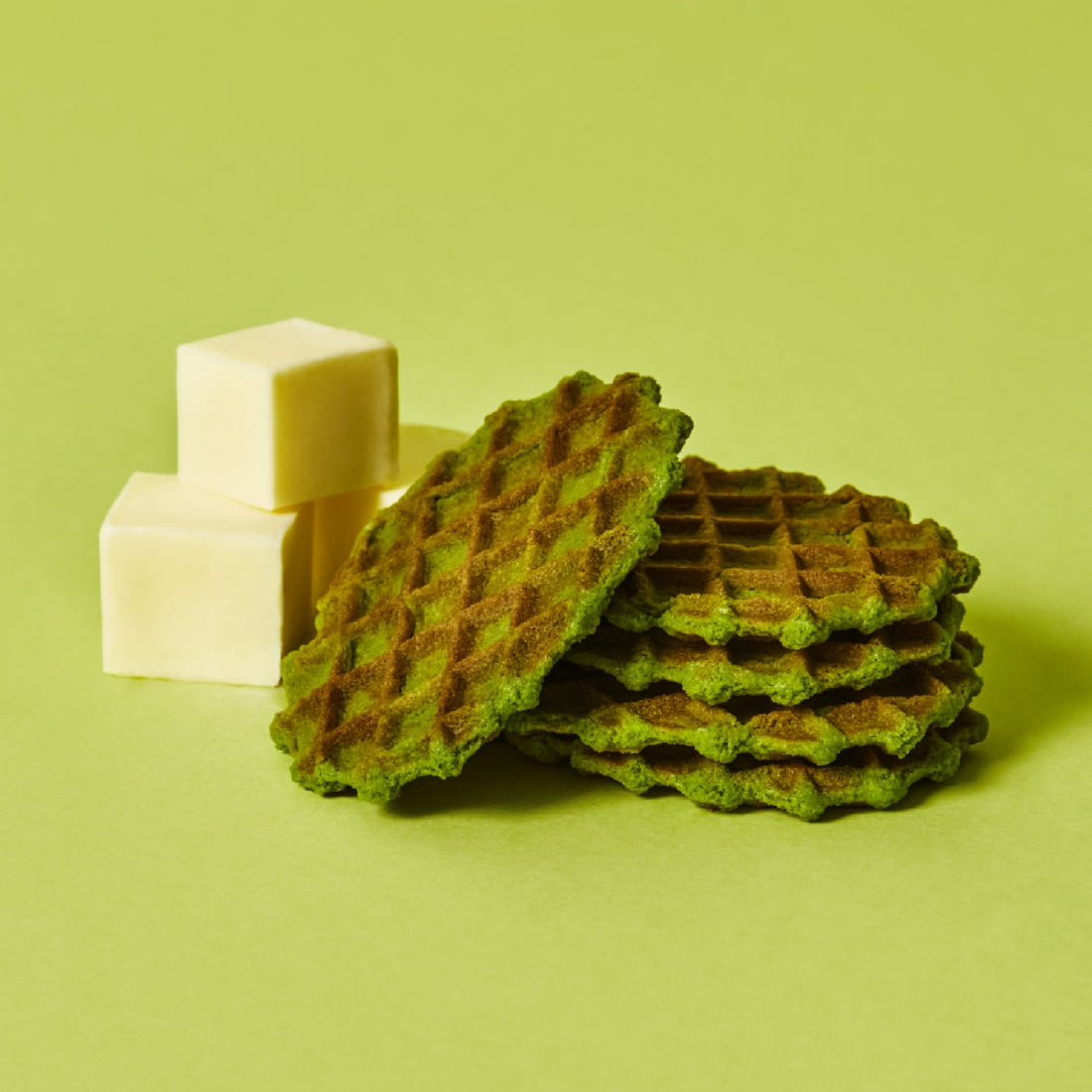 OSULLOC Premium Green Tea Waffle 72g : gaufre au thé vert et cubes sur fond vert, marque OSULLOC en contexte visuel
