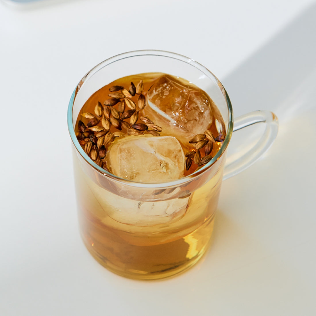 OSULLOC Rooibos Pure 10 p : tasse de rooibos aux herbes, glace de thé, fond clair, marque OSULLOC