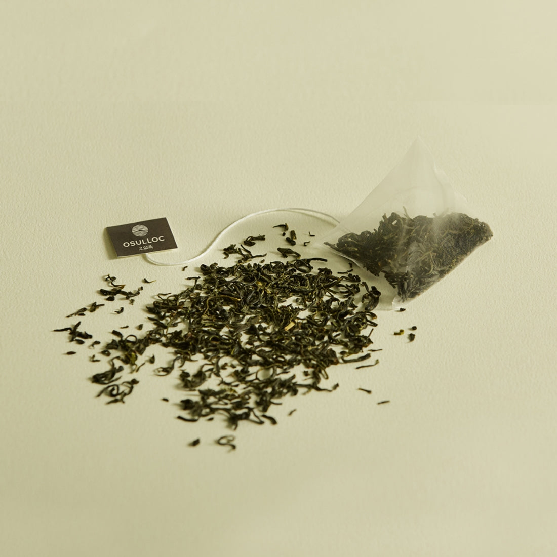 OSULLOC Sejack Green Tea 20 P : feuilles de thé vert dans un sachet, photo sur fond clair, ambiance produit.