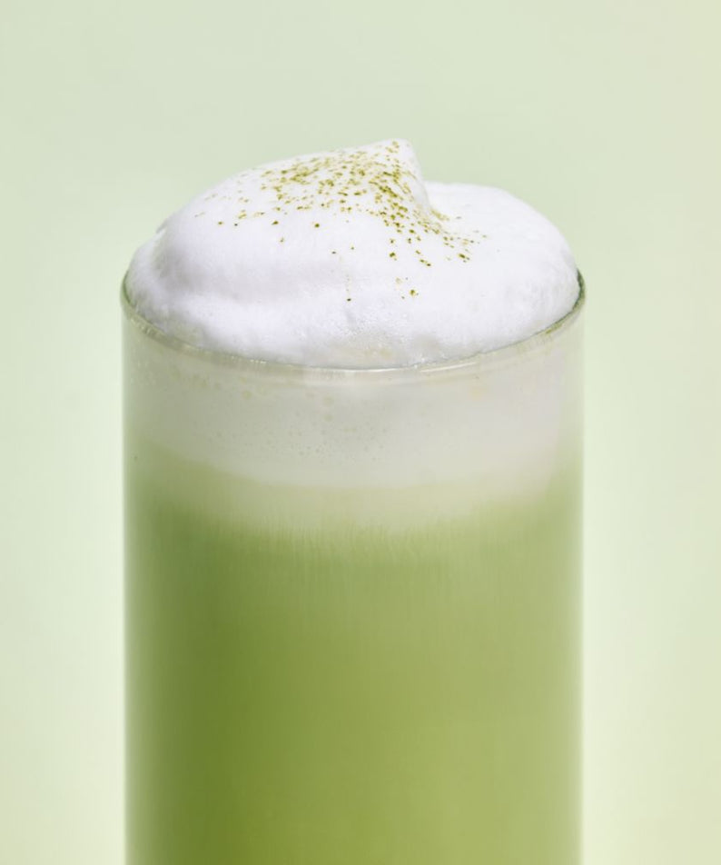 OSULLOC Signature Milk Tea Collection : boisson au lait matcha verte avec mousse blanche, marque OSULLOC, fond vert pastel.