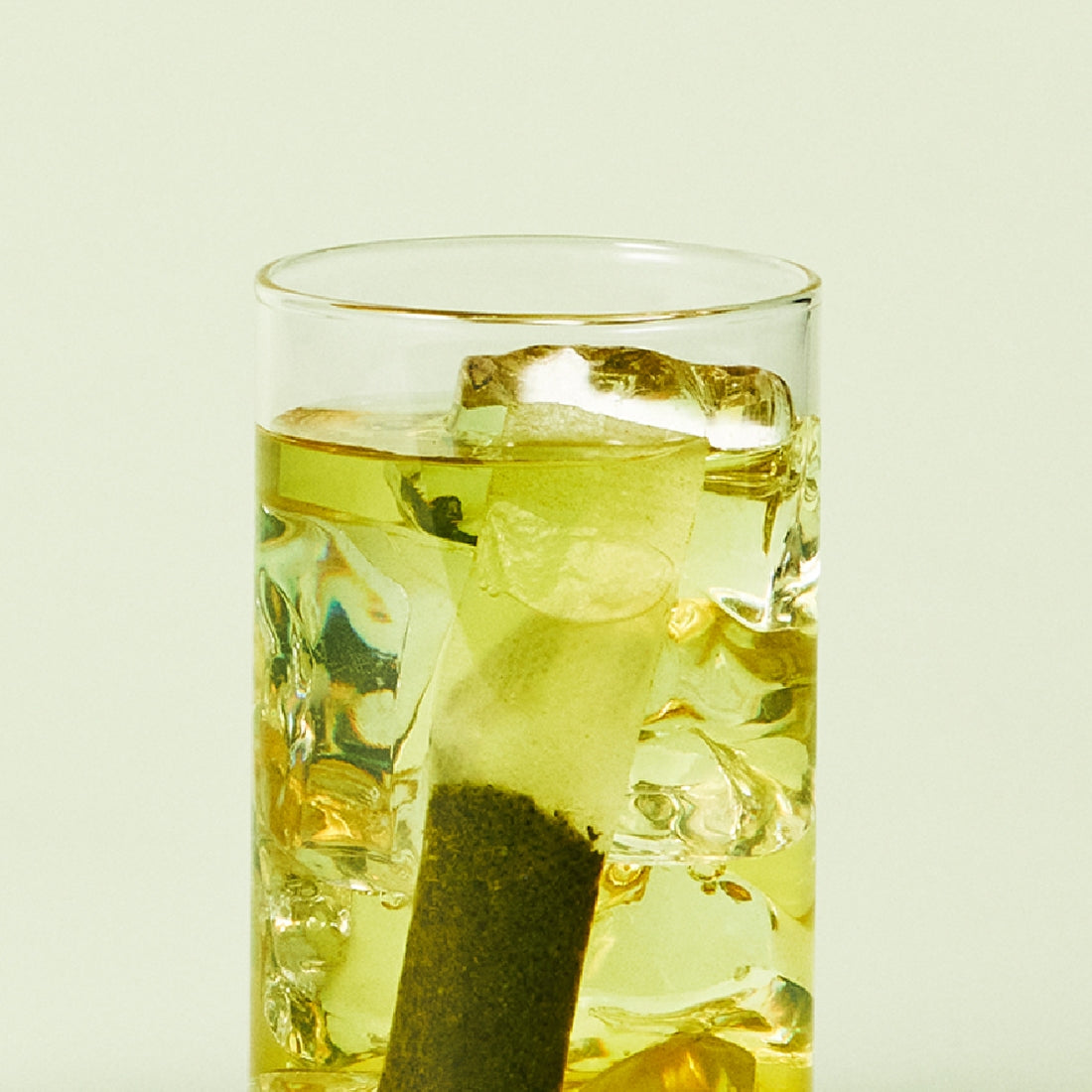 OSULLOC Sunshine Muscat Cold Brew Tea 20 p : verre de thé glacé au muscat, glaçons, ambiance lumineuse sur fond clair.