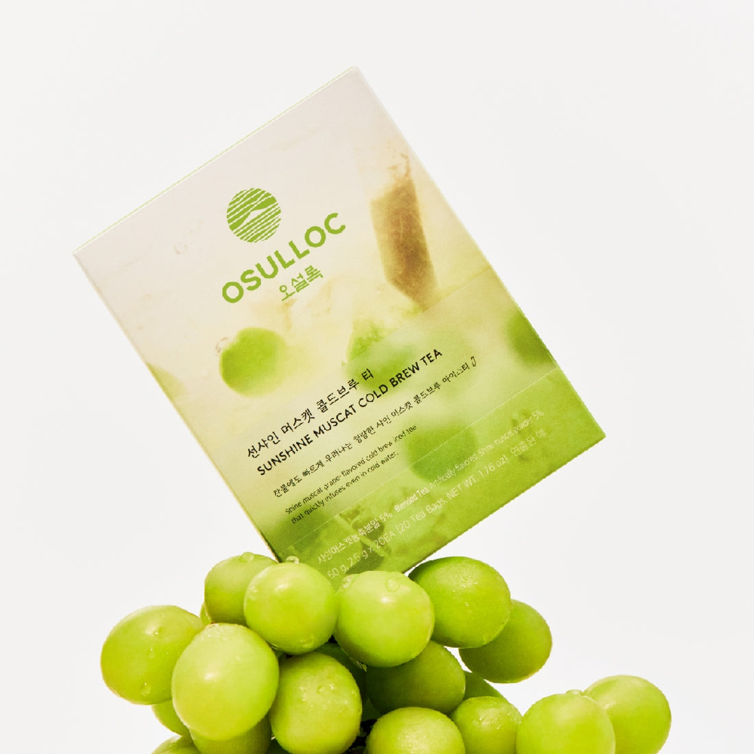 OSULLOC Sunshine Muscat Cold Brew Tea 20 p : sachet vert posé avec grains de muscat, fond clair, marque OSULLOC.