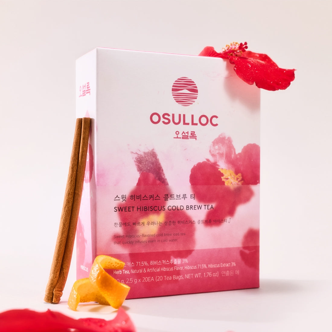 OSULLOC Sweet Hibiscus Cold Brew Tea 20 P de la marque OSULLOC, pack en arrière-plan rouge, hibiscus et bâtonnets.