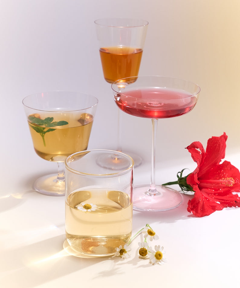 OSULLOC Tea Edition Herb 4 Types, marque OSULLOC, tasses de thé aux herbes et fleurs rouges sur fond clair