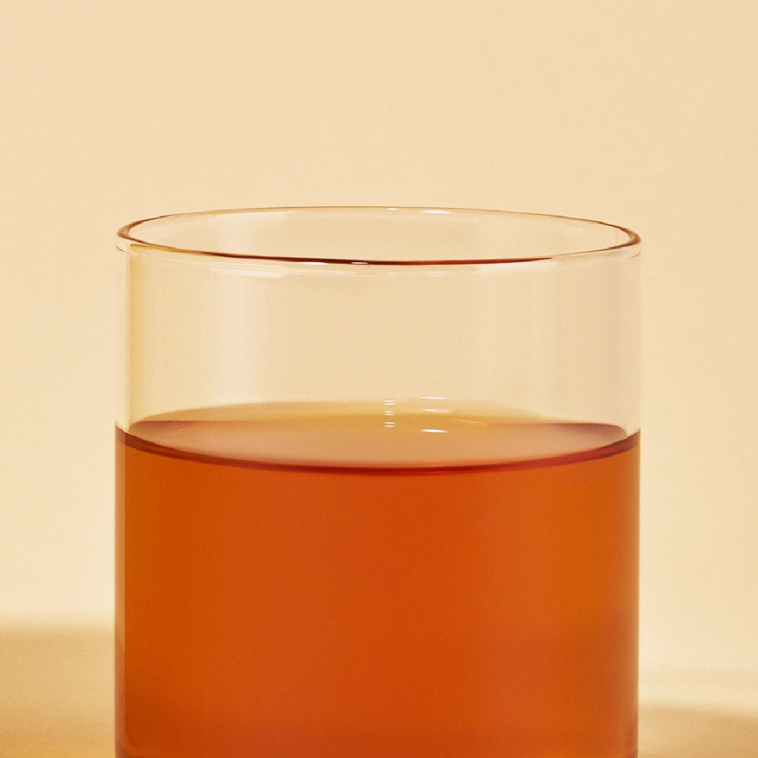 OSULLOC Vanilla Honey Black Tea 20 P : boisson au miel et vanille en verre, fond beige, marque OSULLOC