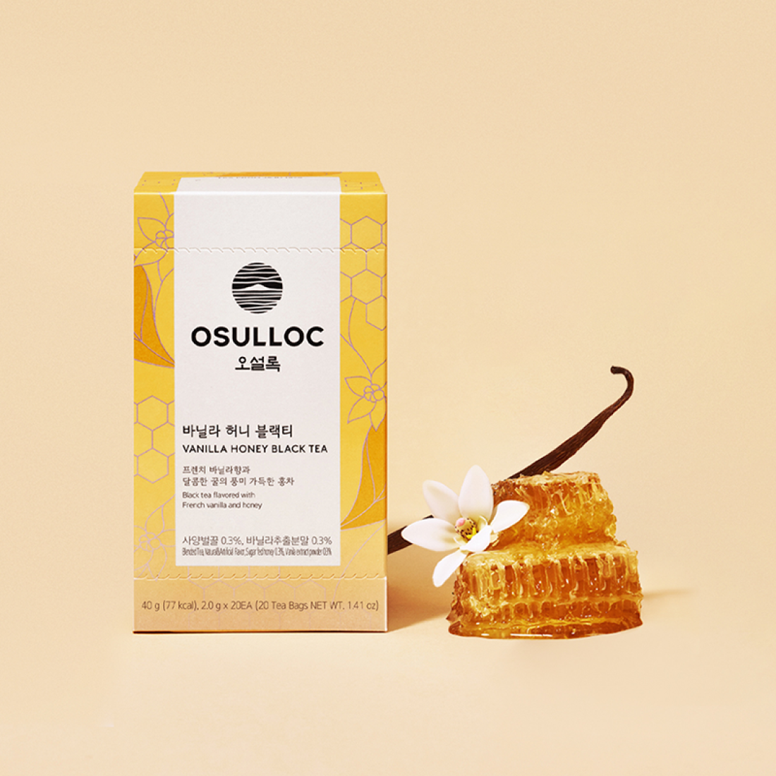 OSULLOC Vanilla Honey Black Tea 20 P, boîte et miel doré sur fond beige avec fleur vanille, image produit en studio.