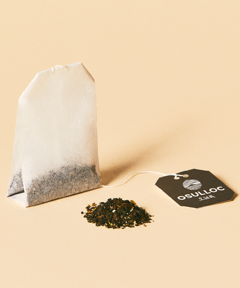 OSULLOC Vanilla Honey Black Tea 20 P : sachet à la vanille et miel, sur fond beige, marque OSULLOC en étiquette.
