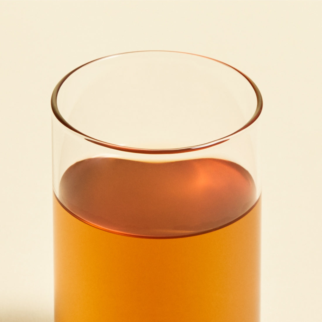 OSULLOC Yuja Earl Grey 20 p., boisson au thé infusée dans un verre sur fond clair, ambiance épurée et chaleureuse.