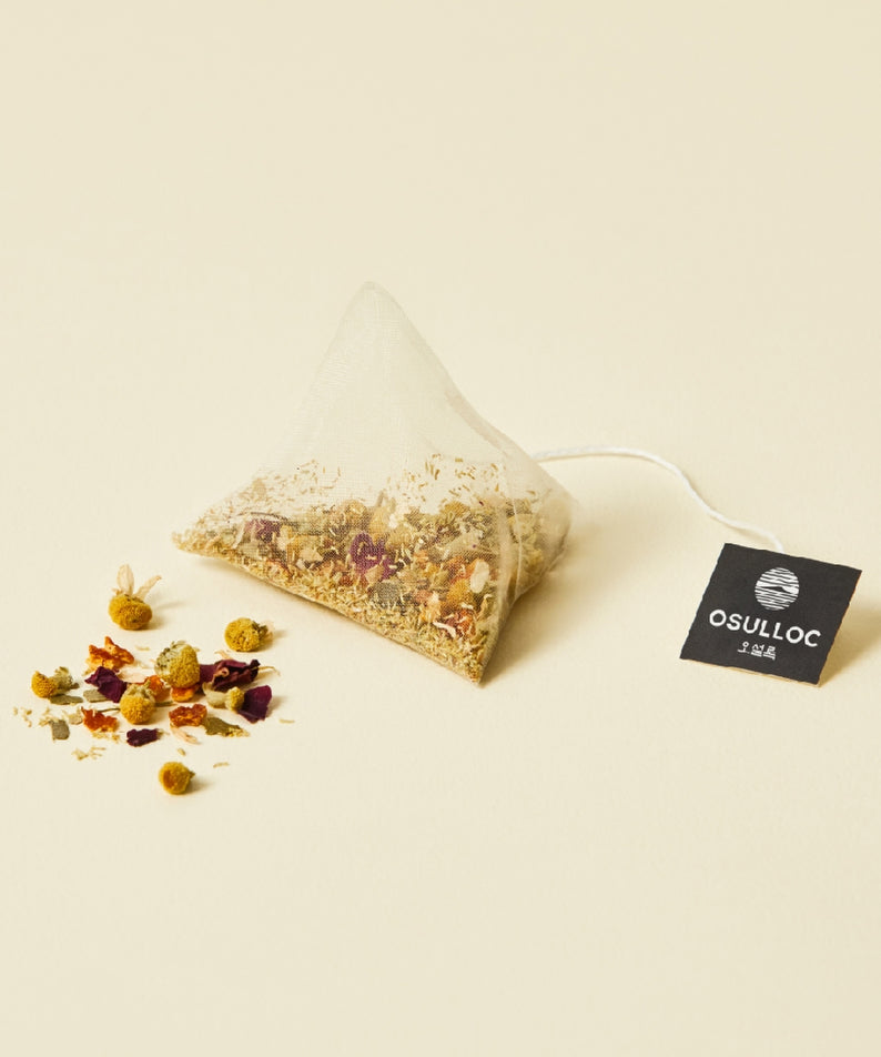 Sachet de thé OSULLOC Chamomile Blend 10 p avec étiquette, montrant les ingrédients naturels, sur fond neutre.