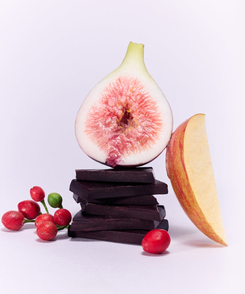OSULLOC Fig Apple Black Tea 10 P avec figue, pomme et morceaux de chocolat empilés, accompagné de petites baies rouges.