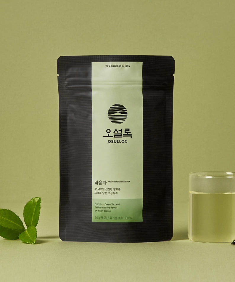 OSULLOC Fresh Roasted Green Tea 50g en sachet avec infusion à côté, thé vert de haute qualité.