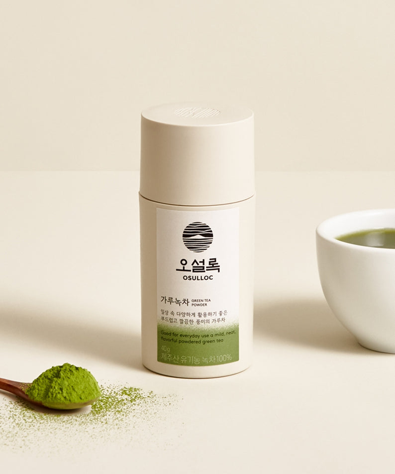 Boîte de poudre de thé vert OSULLOC Green Tea Powder 40g avec cuillère en bois et tasse de thé.