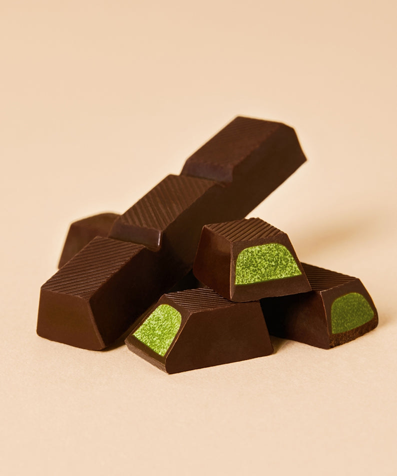 Barres de chocolat OSULLOC Jeju Island Green Tea Chocolate Bar 120g avec intérieur vert en poudre de thé de l'île de Jeju.