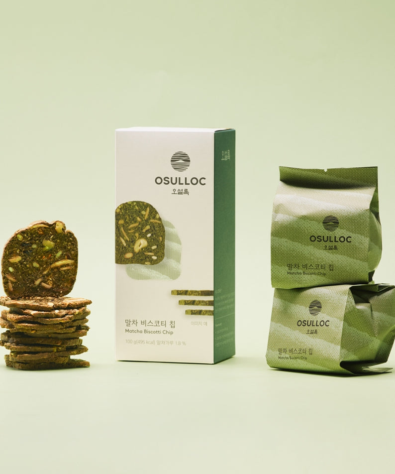OSULLOC Matcha Biscotti Chips 100g en emballage avec biscuits empilés sur fond vert clair.