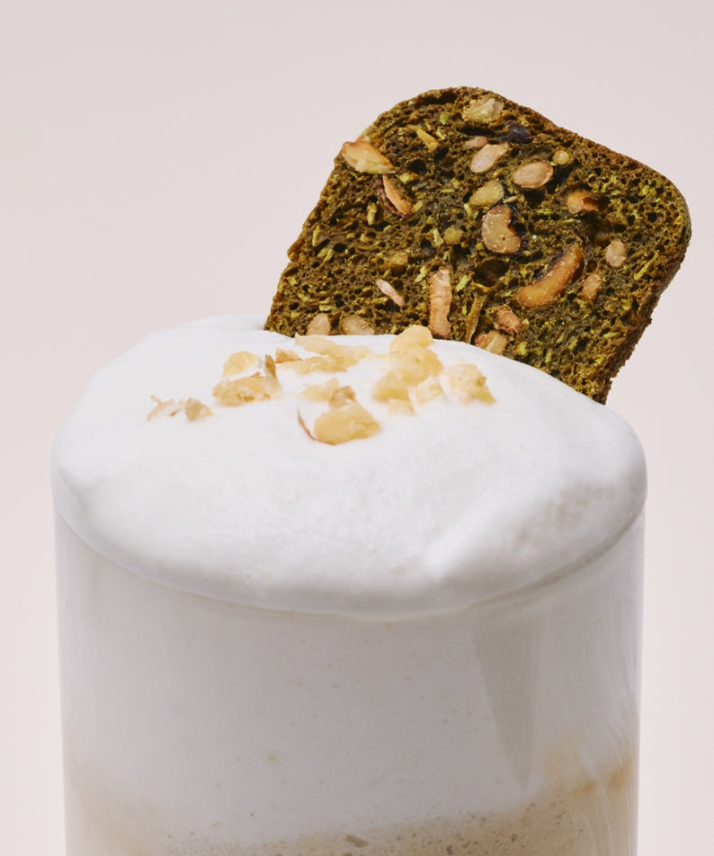 OSULLOC Matcha Biscotti Chips 100g avec boisson mousseuse, posant un délicieux contraste de texture.