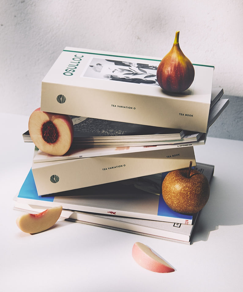 Empilement de livres de thé OSULLOC Tea Variation O 6 types avec figue et pêche en décoration.