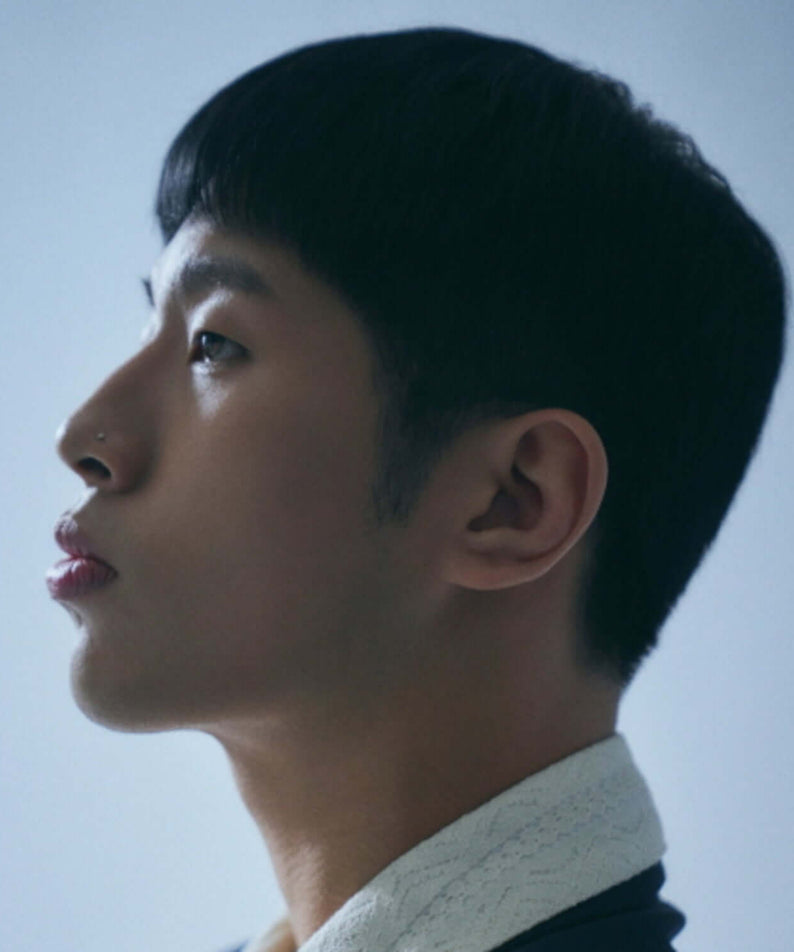 OVAN - 1st Album - Album Kpop : visuel OVAN en portrait, ambiance K-pop sur fond bleu ciel, album photo