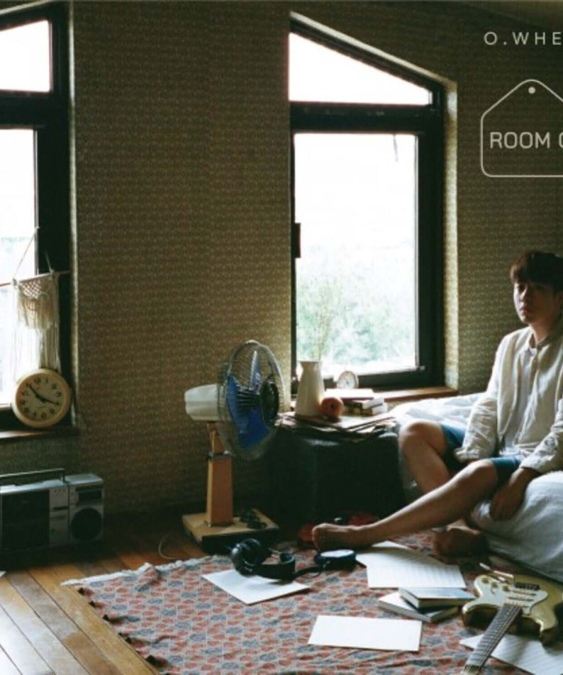 O.WHEN - 1st Album [ROOM O] - Album Kpop : couverture avec scène chambre, marque O.WHEN, décor visuel Room O