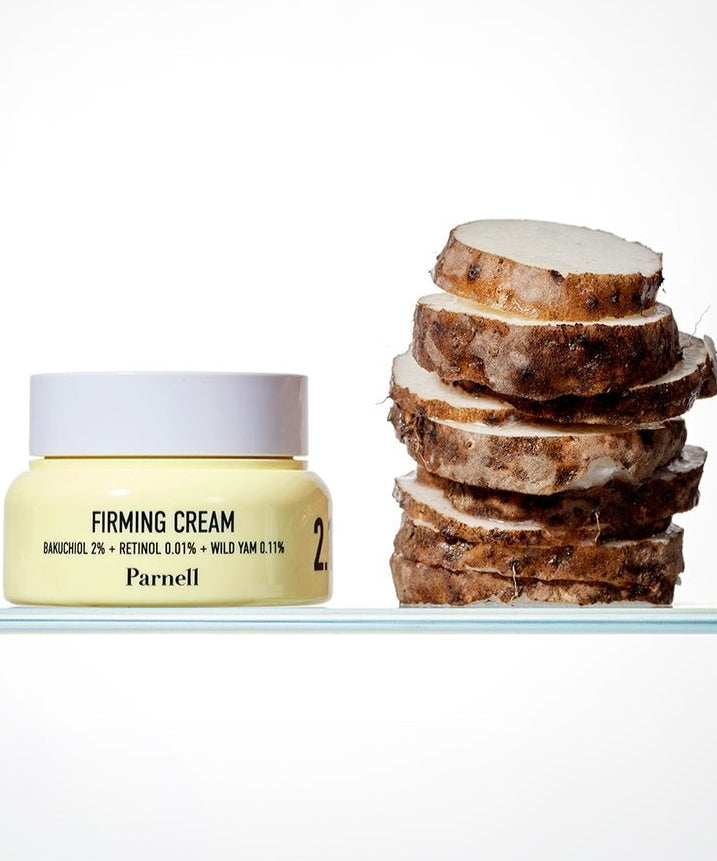 Crème raffermissante PARNELL Bakuchiol Retinol Wild Yam Firming Cream 50ml avec tranches d'igname sauvage en arrière-plan.