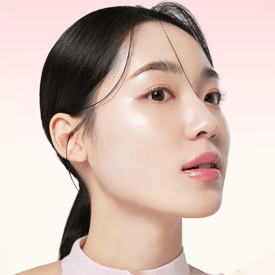 PARNELL High Glow Serum Foundation 30ml : femme maquillée, éclat lumineux, produit de la marque PARNELL sur fond clair.