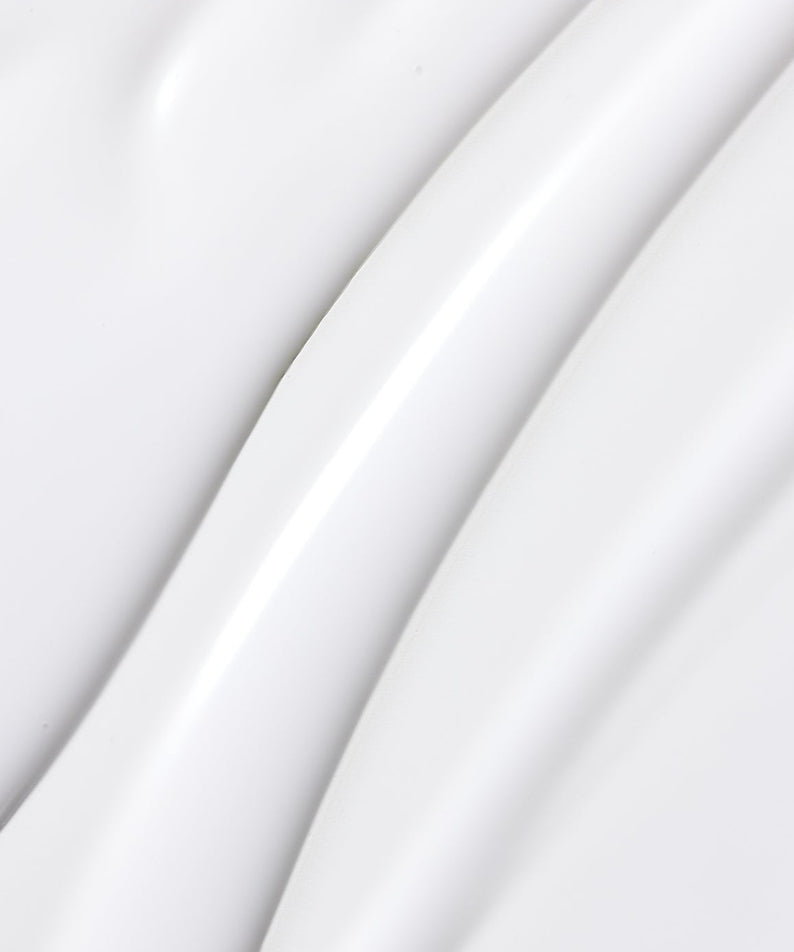 Texture du PARNELL Niacinamide 4.12 Rice Brightening Ampoule Toner 200ml sur une surface blanche, lisse et éclatante.