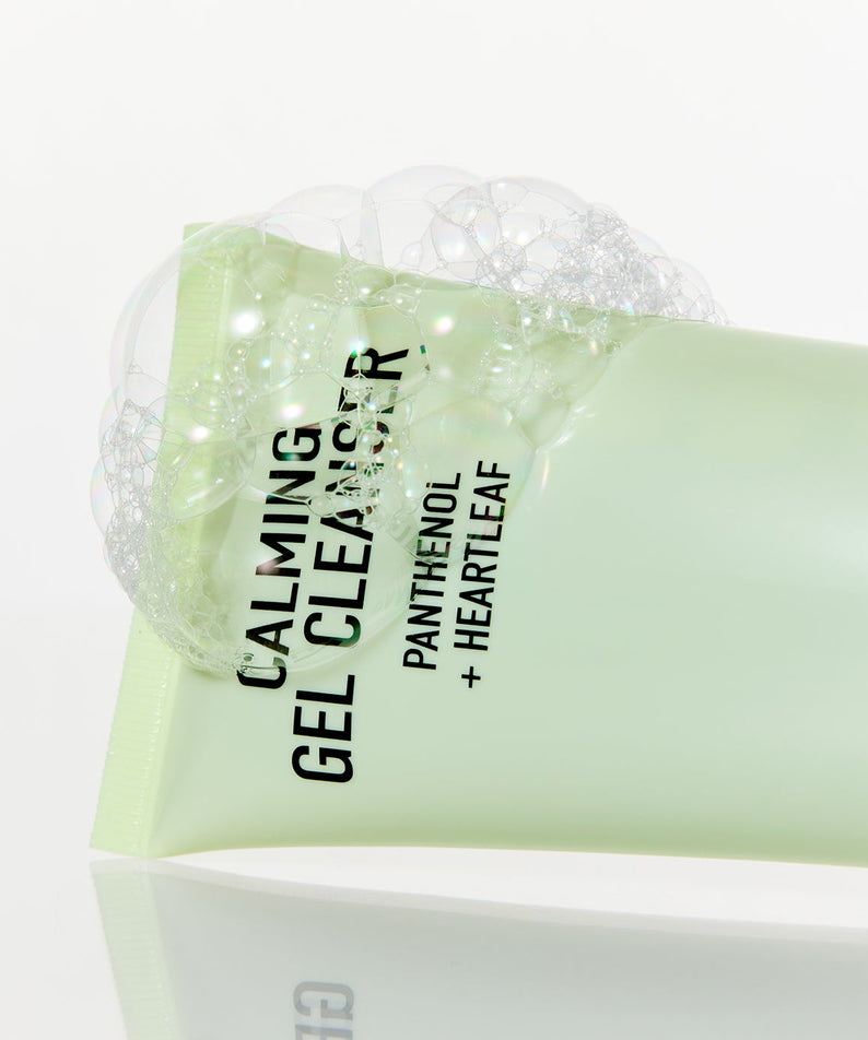 Gel nettoyant apaisant PARNELL Panthenol Heartleaf 180ml avec bulles, pour un nettoyage doux et hydratant.