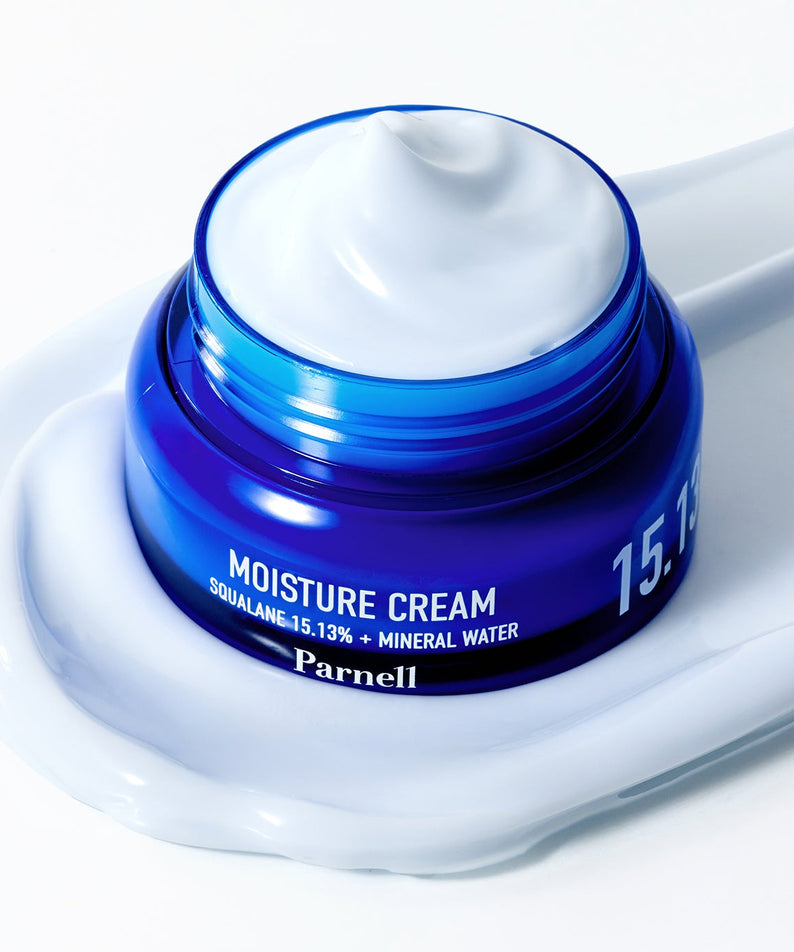 Crème hydratante PARNELL Squalane 15.13 Mineral Water Moisture Cream 50ml, pot ouvert sur fond blanc.