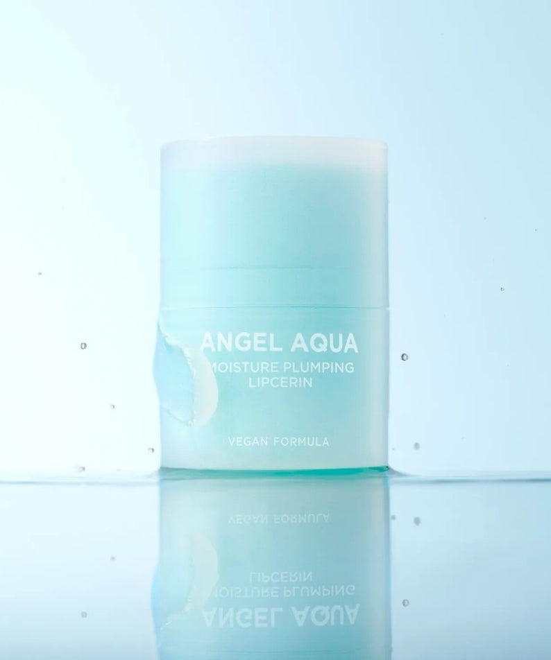 PASSION & BEYOND Angel Aqua Moisture Plumping Lipcarin 15ml, produit de marque sur fond bleu ciel, visuel cosmétique.