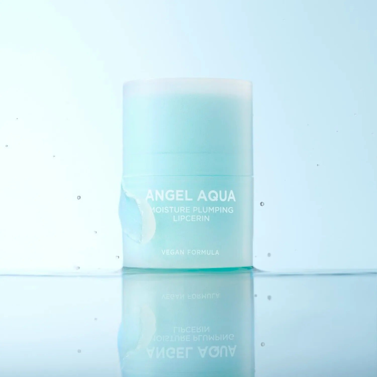 PASSION & BEYOND Angel Aqua Moisture Plumping Lipcarin 15ml, produit de marque sur fond bleu ciel, visuel cosmétique.