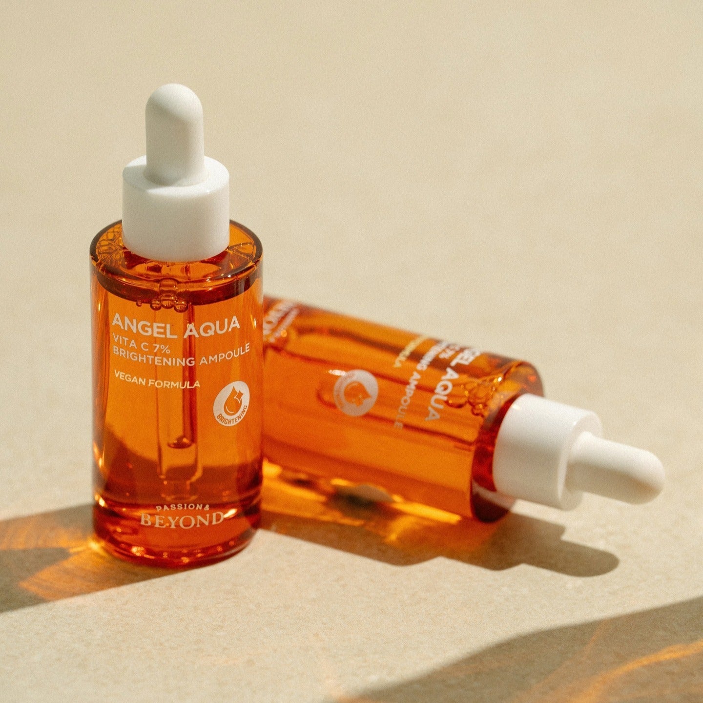 PASSION & BEYOND Angel Aqua Vita C 7% Blemmish Ampoule 30ml en flacons ambrés sur fond beige, marque PASSION&BEYOND