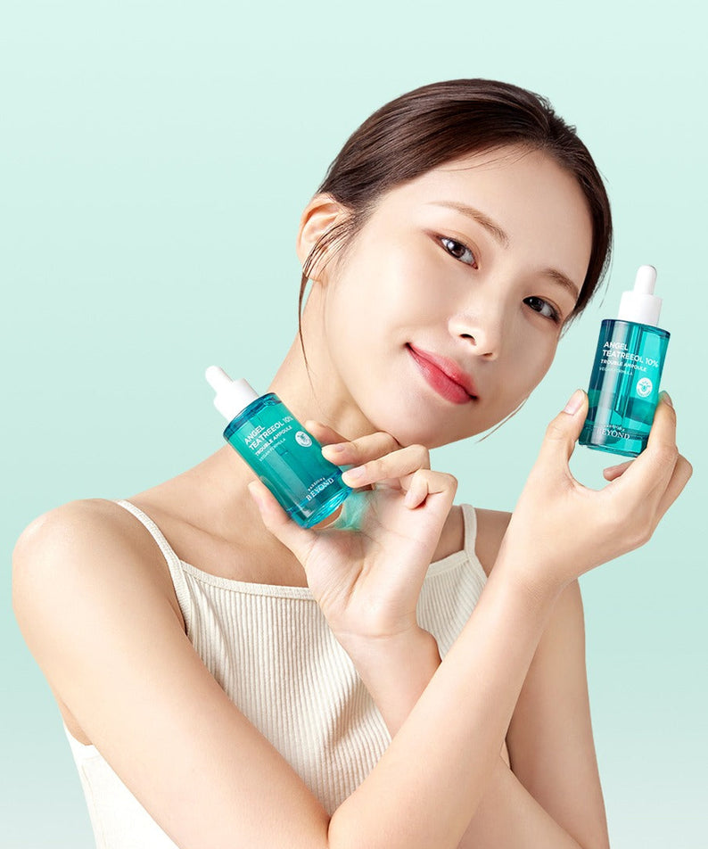 PASSION & BEYOND Angel Tea Tree 10% Trouble Ampoule 50ml, flacon vert sur photo produit PASSION&BEYOND, fond bleu clair