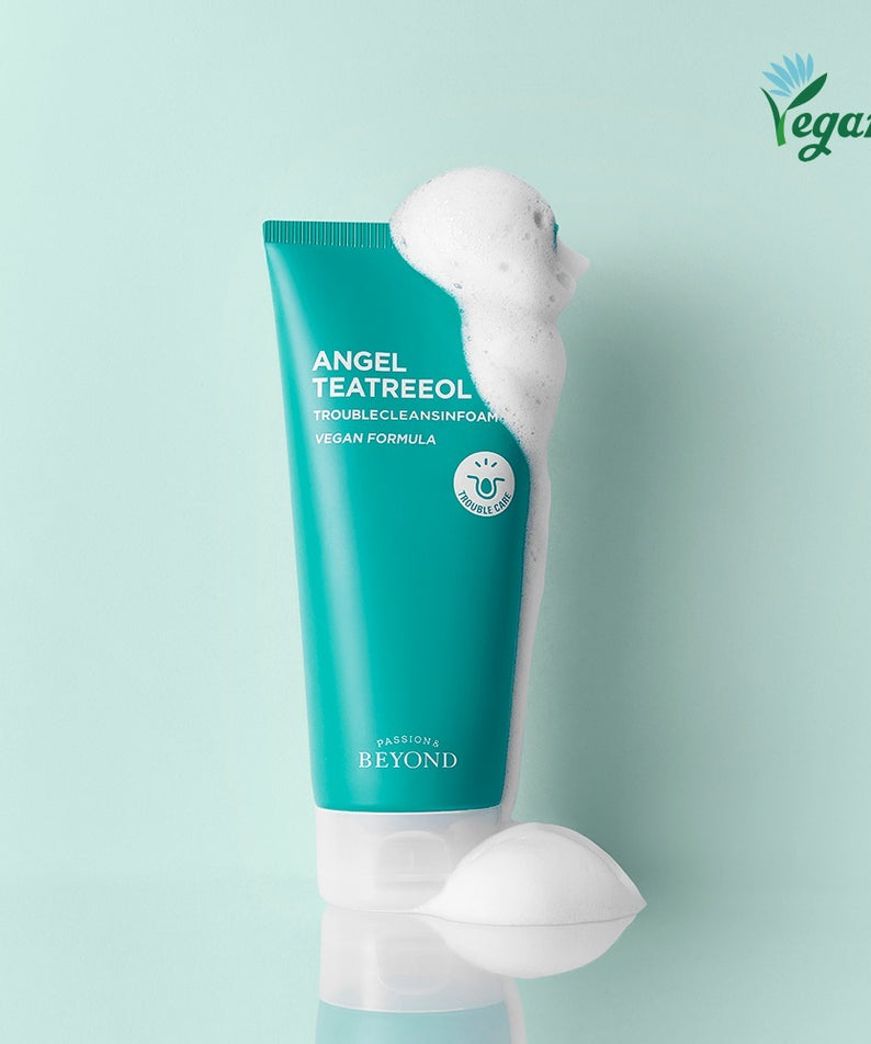 PASSION & BEYOND Angel Tea Tree Trouble Cleansing Foam 200ml, tube vert mousseux, fond bleu pastel, marque visible.