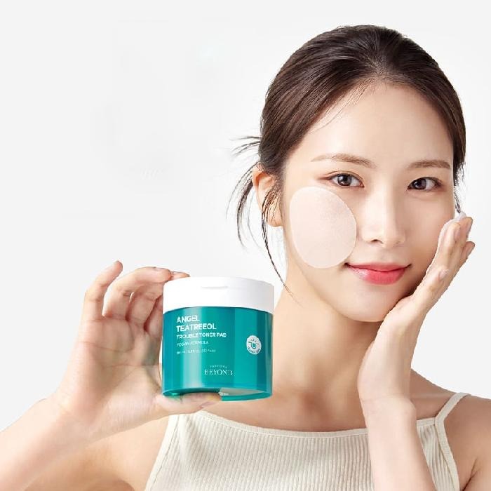PASSION & BEYOND Angel Tea Tree Trouble Toner Pads 185ml, pot vert et jeune femme, soin anti-imperfections, fond clair.