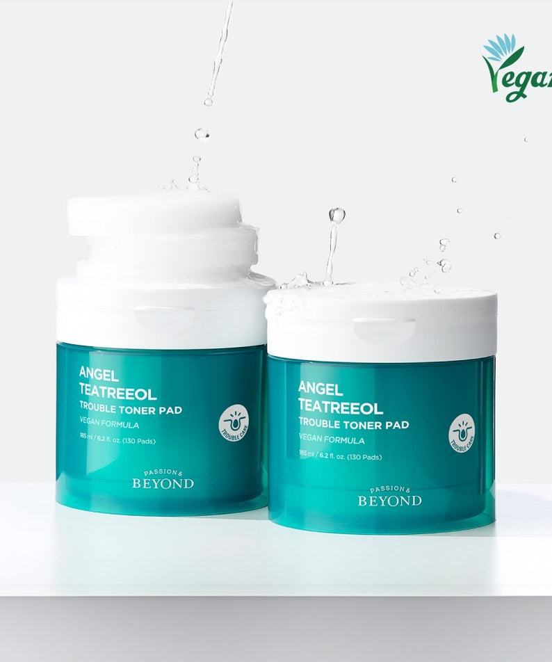 PASSION & BEYOND Angel Tea Tree Trouble Toner Pads 185ml, pads et flacons sur fond blanc, marque visible, éclaboussures d’eau.