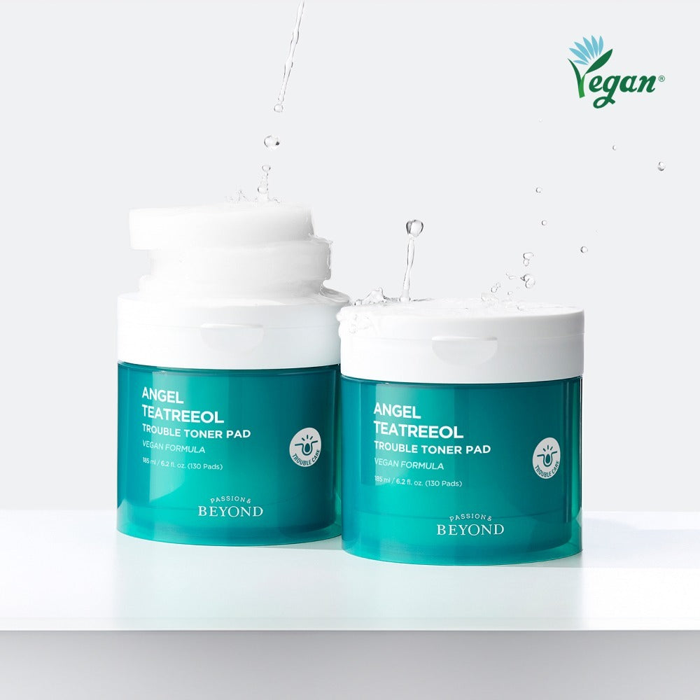 PASSION & BEYOND Angel Tea Tree Trouble Toner Pads 185ml, pads et flacons sur fond blanc, marque visible, éclaboussures d’eau.