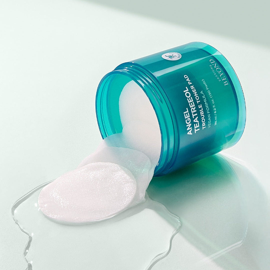 PASSION & BEYOND Angel Tea Tree Trouble Toner Pads 185ml, marque sur pot bleu, coton visible, sur fond clair.