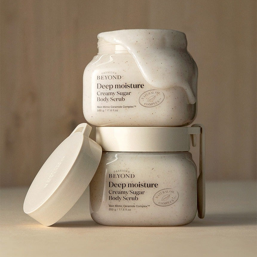 PASSION & BEYOND Deep Moisture Creamy Sugar Body Scrub 500g, pot de gommage crème sucre sur fond brun, marque PASSION & BEYOND